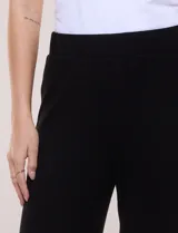 Pantalón jogger flare de tejido de punto con textura en relieve y tiro alto con pretina elastizada. Cuenta con corte de pierna ancha y tajos laterales en los tobillos.