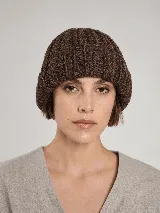 Gorro de lana marrón tejido a mano, con diseño de punto acanalado y flexible.