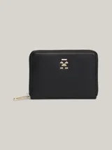 Billetera negra de poliuretano con cierre de cremallera y logo metálico dorado de Tommy Hilfiger en el frente.