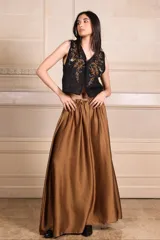 Falda larga acampanada color marrón, confeccionada en seda con cintura elástica.