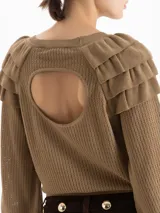 Sweater de punto color marrón, con cuello redondo, mangas largas con efecto globo y volados decorativos en los hombros. Presenta puños y cintura acanalados.