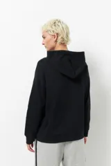 Canguro color beige de algodón, con capucha y mangas largas. Estampado frontal con la inscripción "Hyde Park London" en color azul marino.