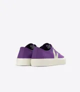 Zapatillas Veja modelo Wata, color lila, con logo lateral en blanco y cordones blancos.