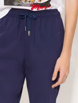 Pantalón babucha color borgoña, confeccionado en algodón liviano. Presenta cintura elastizada con cordón ajustable, bolsillos laterales y botamangas levemente entalladas.