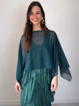 Capa de gasa verde oscuro con detalles de brillos, cuello bote y aberturas en las mangas a partir del codo.