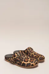 Zueco destalonado de cuero vacuno con estampado de leopardo. Presenta una tira ancha con hebilla metálica dorada sobre el empeine.