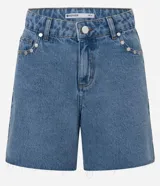 Short midi de jean color azul, con cintura mediana, trabillas para cinto, bolsillos delanteros y posteriores, tachas metálicas aplicadas en los laterales y dobladillo deshilachado.