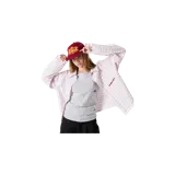 Camisa de manga larga con estampado de cuadros en tonos blancos y rosados, cuello clásico, cierre frontal con botones, bolsillo en el pecho con botón y detalle de logo bordado en rojo.