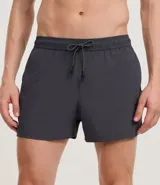 Bermuda de running para hombre, color beige claro, confeccionada en microfibra tecnológica. Presenta cintura elástica con cordón ajustable y bolsillos funcionales.