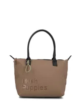Cartera tipo tote de ecocuero engomado color marrón, con manijas negras, cierre principal con cremallera, bolsillo interior y trasero con cierre, e incluye un llavero decorativo.