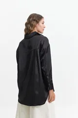 Camisa color verde oliva de manga larga confeccionada en tela satinada.