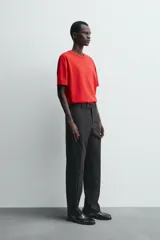 Camiseta de corte relajado confeccionada en tejido de algodón compacto. Presenta cuello redondo con acabado de rib doble y mangas cortas. Su apariencia única es resultado de un proceso especial de tintado y acabado.