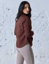 Camisa azul en símil suede, marca Ninety. Cuello con solapa y abertura central con botones. Delantera fruncida.