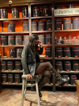 Botas de cuero negro de caña alta con múltiples correas con hebillas plateadas y suela de goma.