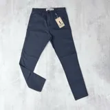 Pantalón de vestir gris oscuro de gabardina, corte slim fit.