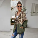 Campera tipo polar con cierre frontal, diseño combinado con estampado animal print en la parte superior y tejido de peluche blanco en la parte inferior. Cuenta con capucha con cordones ajustables y dos bolsillos frontales.