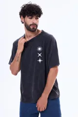 Remera de algodón con efecto lavado, corte oversize y estampa frontal de estrellas.