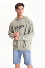 Bermuda de jean de corte clásico con spandex, color azul con lavado medio y costuras en contraste.