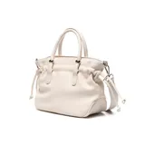 Cartera chica tipo morral color beige, confeccionada en símil cuero, con doble asa de mano y correa larga ajustable y desmontable. Cuenta con detalles de cordones laterales y herrajes metálicos plateados con el logo de la marca.