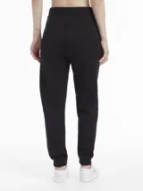 Pantalón de jogging negro con puños elásticos, cintura elástica con cordón ajustable y logo de Calvin Klein en la pierna izquierda.