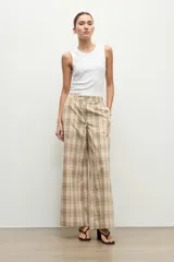Pantalón wide leg de tiro alto con estampa a cuadros en tonos beige y marrón.