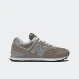 Championes urbanos New Balance modelo 574, color gris con detalles en blanco, confeccionados en gamuza y malla, con logo "N" característico en los laterales y entresuela ENCAP.