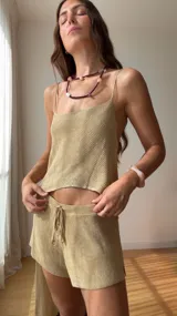 Short tiro bajo color marrón con lurex y cordones para ajustar.