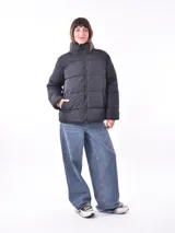 Campera puffer color borgoña con cierre frontal y bolsillos laterales.