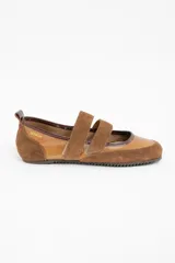 Chatita de cuero color camel, con detalles en gamuza al tono en la puntera y el talón. Presenta doble tira con cierre de velcro en el empeine y suela de goma dentada.