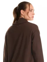 Cardigan abierto de textura suave, con mangas largas de hombros caídos y bolsillos laterales discretos.