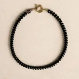Collar de piedras naturales de calcedonia pulida en tonos verdes y granates, con detalle central de cristal de Murano y cierre tipo marinero con baño de oro 18k.