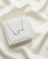 Collar de plata 925 con dije minimalista en forma de ola.