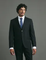 Traje de corte slim fit compuesto por saco de dos botones y pantalón de vestir a juego. Presenta una silueta entallada y moderna.