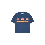 Remera oversize azul marino de Eme Studios, con diseño gráfico frontal que incluye los textos "emestudios" y "feel the power of the sun" en tonos amarillos y rojos.