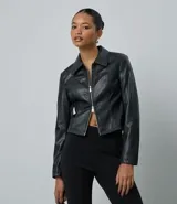 Campera corta de cuero sintético (PU) color negro, con cuello estructurado, cierre frontal de doble carro y recortes decorativos que realzan la silueta.