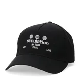 Gorra tipo baseball color negro con bordado frontal en color blanco que incluye el texto 'simulation', tres iconos de globos terráqueos y detalles gráficos adicionales.