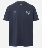 Remera azul marino de algodón con cuello redondo y manga corta. Estampa localizada en el frente con temática resort club y silla de playa.