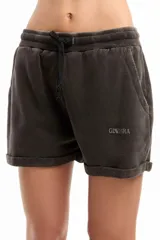 Short negro de rústico de algodón peruano, con calce baggy y tiro medio. Cuenta con cintura de rib con elástico interno, jareta regulable con cordón de algodón y bolsillos laterales tipo americano. Presenta un stamping metálico con el logo de la marca en el frente.