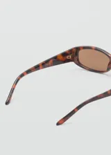 Gafas de sol rectangulares con montura de pasta carey y cristales marrones.