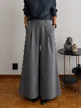 Pantalón de corte wide leg en lino natural, color gris, de tiro alto con pinzas frontales y bolsillos laterales.