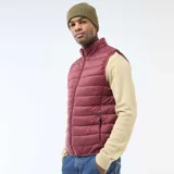Chaleco acolchado tipo puffer en color bordó, con cierre frontal y cuello alto.
