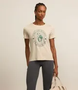 Remera deportiva color beige con estampa circular en el frente con texto "Sports and Outdoors F/W 25 Collection".