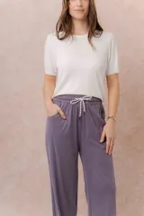 Pantalón ancho color celeste de Tencel, con cintura elástica y cordón ajustable blanco.