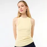 Camiseta sin mangas de canalé color amarillo, con escote redondo y diseño ajustado al cuerpo.