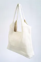 Bolso tipo tote bag de tela color verde oliva con textura acanalada.