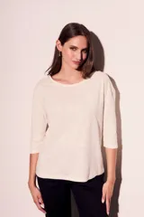 Remera oversize de algodón color blanco hueso, con cuello redondo y mangas 3/4.