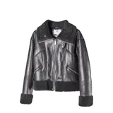 Campera de cuero sintético negro con interior y detalles de corderito sintético en cuello, puños y ruedo. Presenta cierre frontal metálico y bolsillos laterales con cierre.