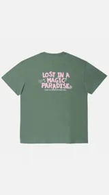 Camiseta verde de corte oversize, con estampado gráfico en la espalda con la leyenda "Lost in a Magic Paradise" en letras rosadas.