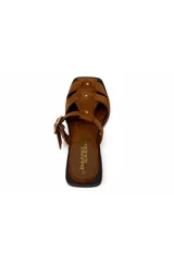 Zueco de gamuza negra con diseño trenzado tipo fisherman, hebilla metálica dorada y tachas decorativas.