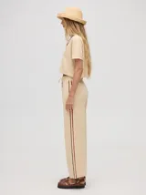 Pantalón de algodón color rojo, de corte holgado y pierna ancha, con pretina elástica y rayas bicolores al costado.